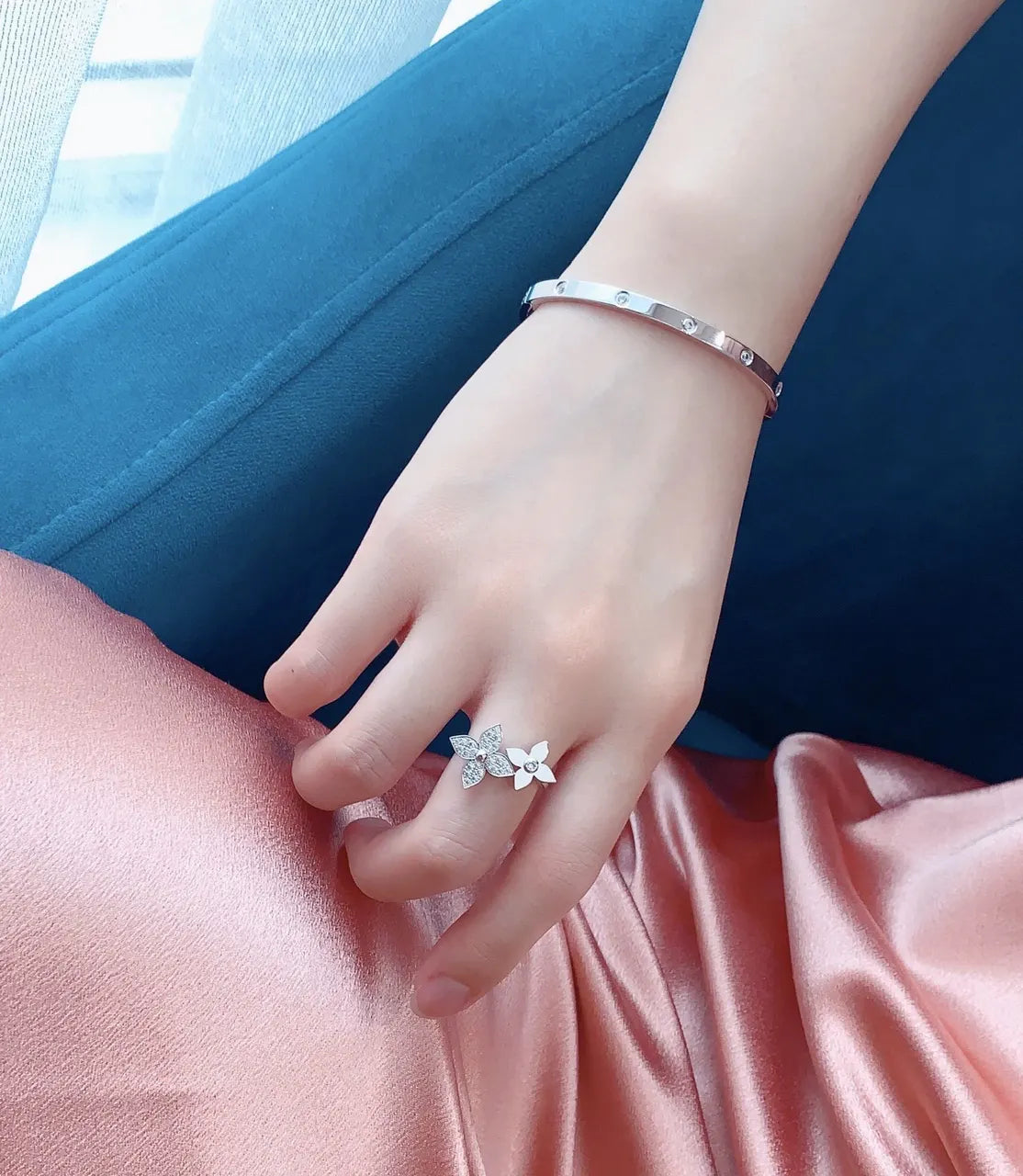 Premium Floral Bracelet - Elegant & Timeless Design